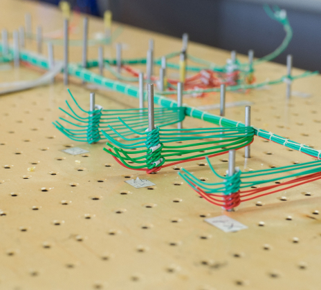 Изготовление  жгутов и кабельных сборок на участке раскладки проводов в жгуты по шаблонам 